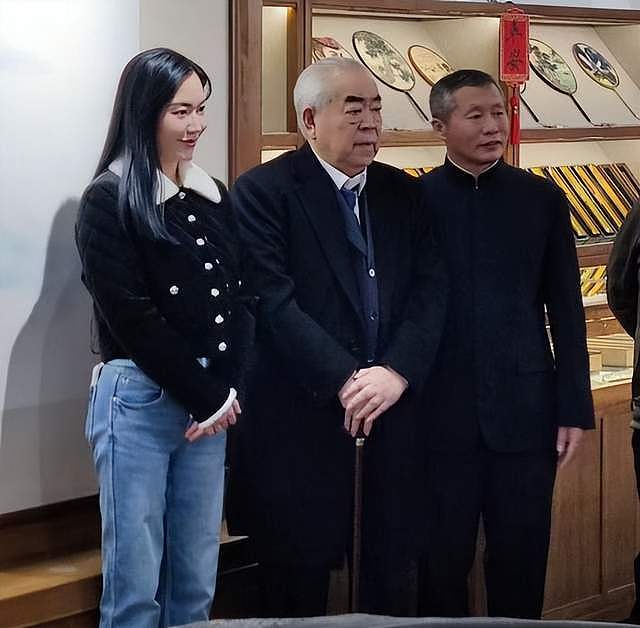 曝86岁范曾被小50岁娇妻背刺！出轨继子，并伙同情人倒卖20亿收藏（组图） - 8
