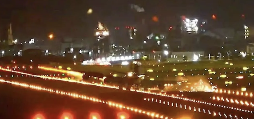 澳洲航班突然失压！疯狂骤降1万英尺，乘客遗言曝光！ 波音降落失败，机翼擦地，火花四溅（视频/组图） - 10