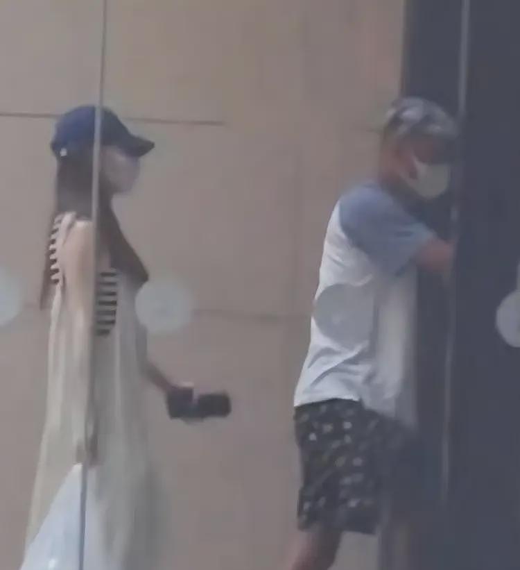 文章恋情曝光后首现身，左手戴戒指疑似二婚，与绯闻女友多次同台（组图） - 7