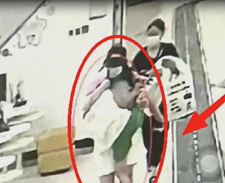 男童被邻居抓走顶替打针!警方介入,娃妈死磕到底,更多猛料被扒(组图) - 1