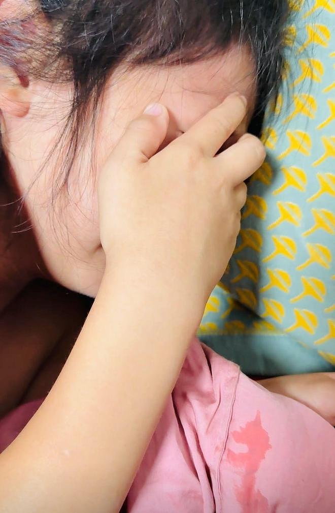 42岁男子脑出血离世，8岁女儿哭着说“再也听不到我唱歌了”，此前一直用歌声鼓励爸爸加油（组图） - 3