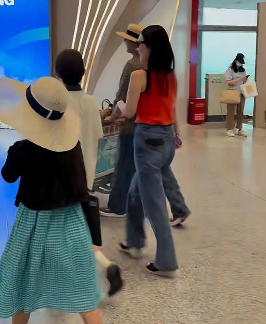 霍思燕带女儿出行被拍，被怀疑代孕得女，嗯哼曾无意说出妹妹名字（组图） - 4