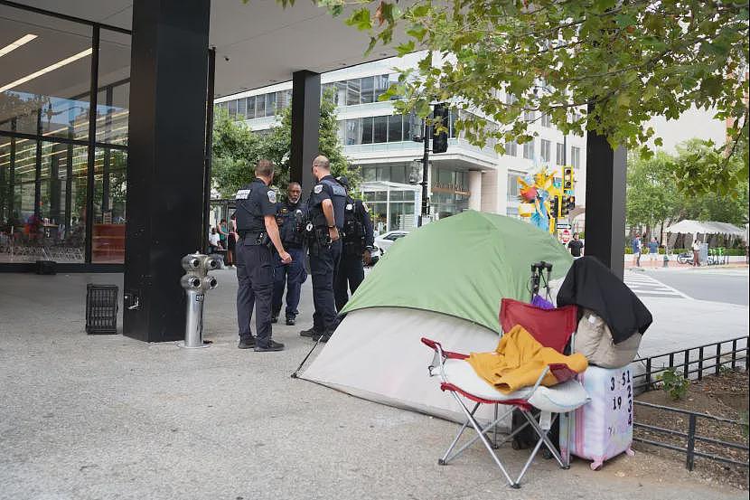 美国首都突入紧急状态！800国民警卫队进驻，总统誓言“清剿乱象、夺回华盛顿”（组图） - 9