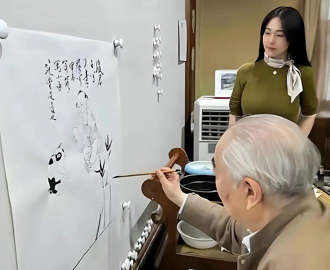 继子晒范曾夫妇近照否认被卷走20亿，范曾携娇妻出国看画尽显恩爱（组图） - 8
