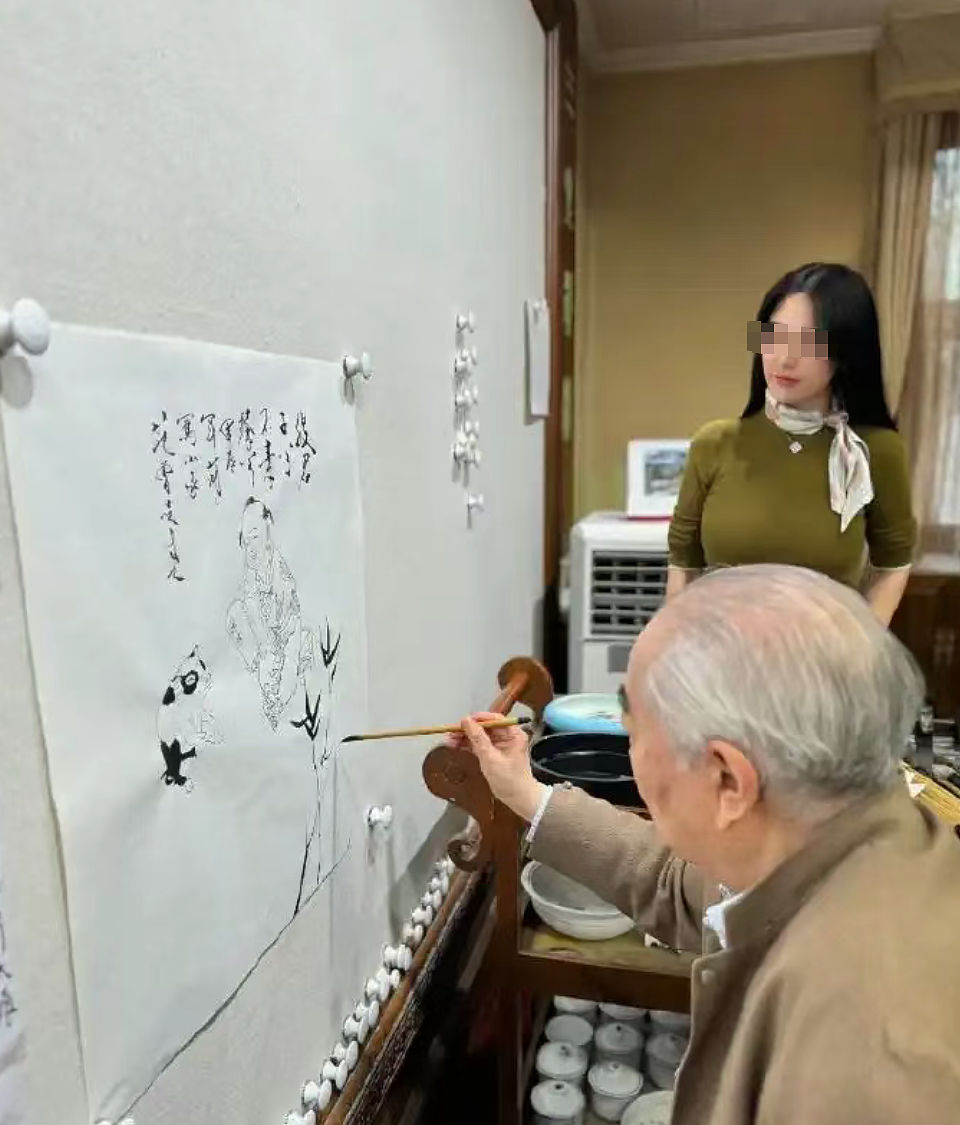 网传87岁书画家范曾被36岁娇妻转移20亿财产，但大家都在关注她的身材（组图） - 8