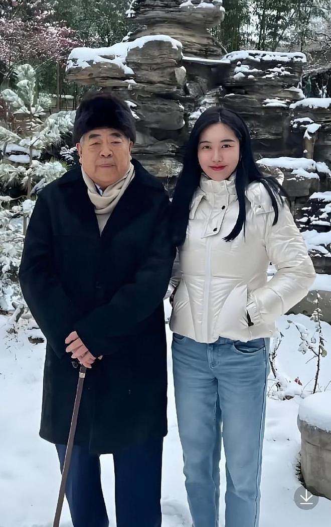 继子晒范曾夫妇近照否认被卷走20亿，范曾携娇妻出国看画尽显恩爱（组图） - 5