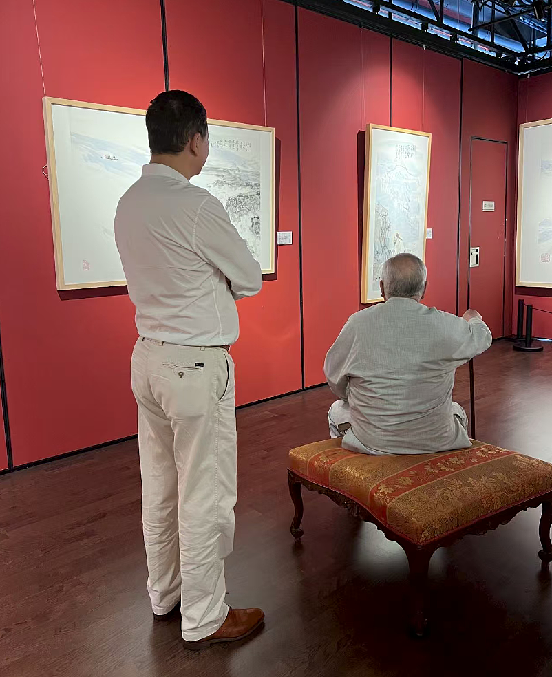 范曾继子晒照称父亲在法国看展,37岁妻子徐萌穿着宽松胖了一圈(组图) - 4