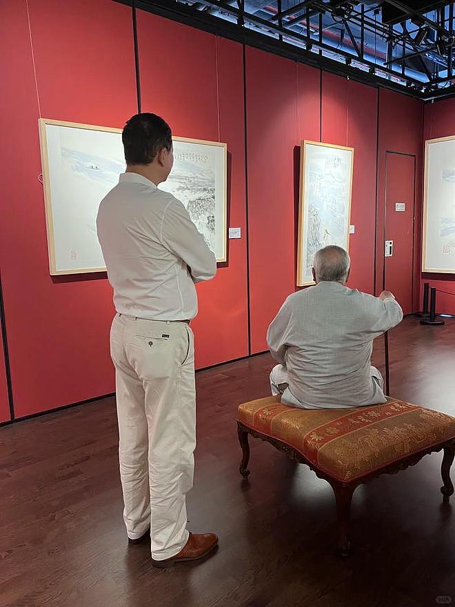 继子晒范曾夫妇近照否认被卷走20亿，范曾携娇妻出国看画尽显恩爱（组图） - 4