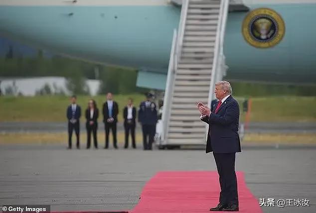 红毯、笑容、零协议，特普会晤背后的暗流涌动（组图） - 2