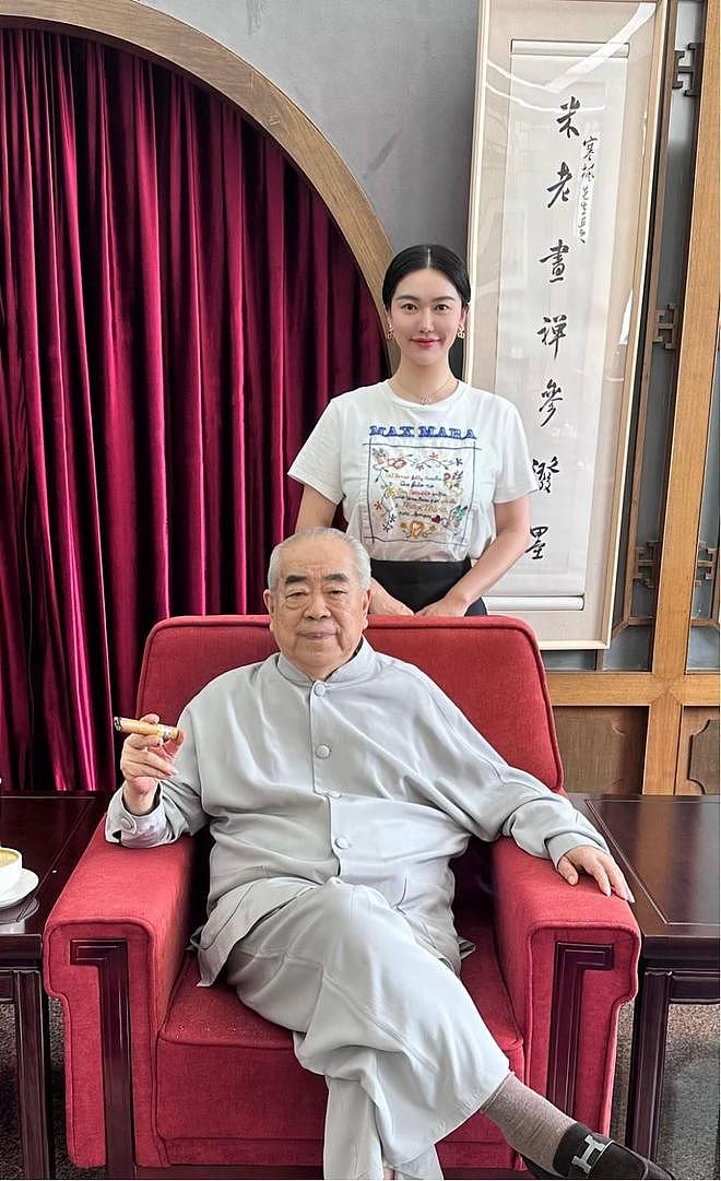 继子晒范曾夫妇近照否认被卷走20亿，范曾携娇妻出国看画尽显恩爱（组图） - 12