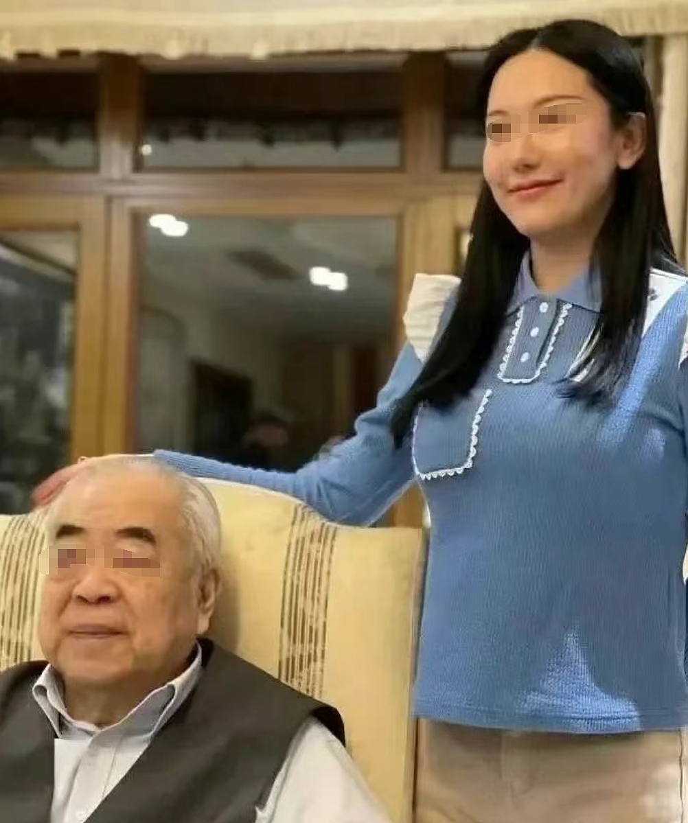 网传87岁书画家范曾被36岁娇妻转移20亿财产，但大家都在关注她的身材（组图） - 12