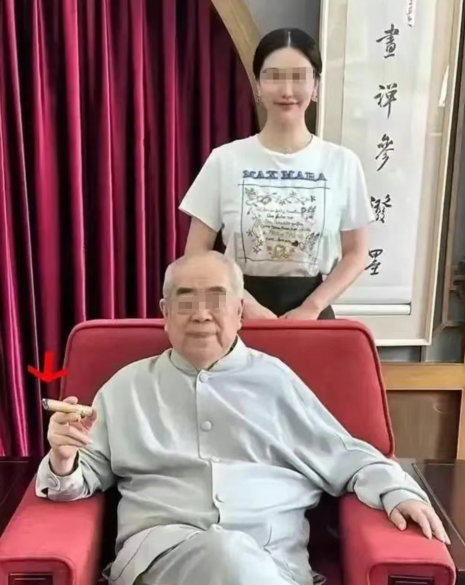 网传87岁书画家范曾被36岁娇妻转移20亿财产，但大家都在关注她的身材（组图） - 9