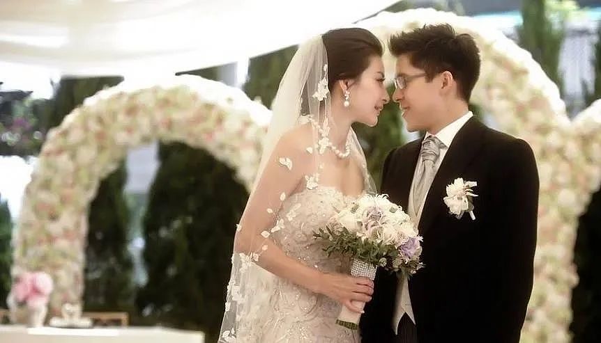 豪门内斗争70亿!亲兄弟为钱闹上法庭,低调夫妇连夜搬出祖宅,今到底鹿死谁手?(组图) - 22