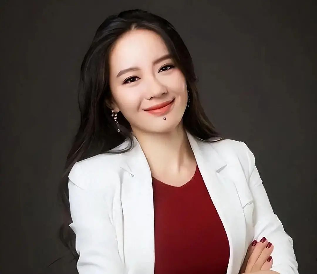 被美国罚款531亿，身家仍2300亿，赵长鹏背后的女人终于藏不住了（组图） - 4
