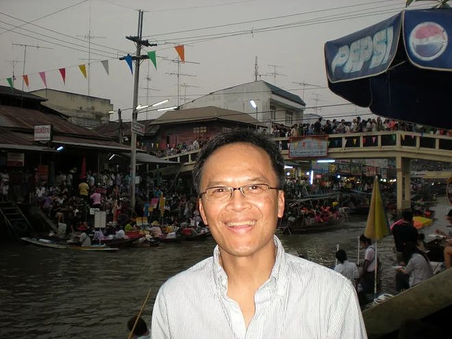 76岁泰裔男被AI引诱约会，途中摔倒殒命，扎克伯格公司被要求负责（组图） - 2