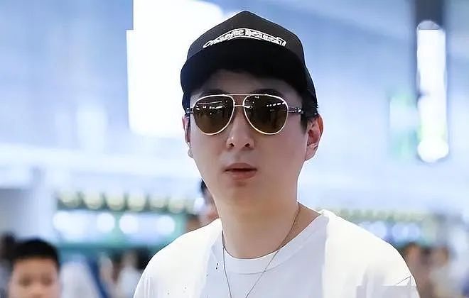 王思聪换女友后续，懒懒直播哭肿眼又瘦又憔悴，拒绝回答分手问题（组图） - 1