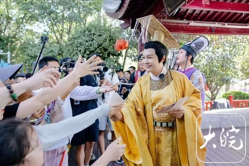 49岁男演员在景区打工引热议，本人回应：凭自己的能力工作没问题，演员也需要养家糊口（组图） - 2