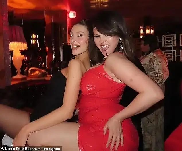 炸!贝克汉姆名媛大儿媳被批自恋狂100%操控老公?女方闺蜜怒怼爆老贝家骚操作猛料:他们才毒(组图) - 15
