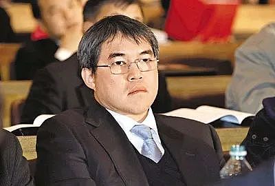 豪门内斗争70亿!亲兄弟为钱闹上法庭,低调夫妇连夜搬出祖宅,今到底鹿死谁手?(组图) - 33
