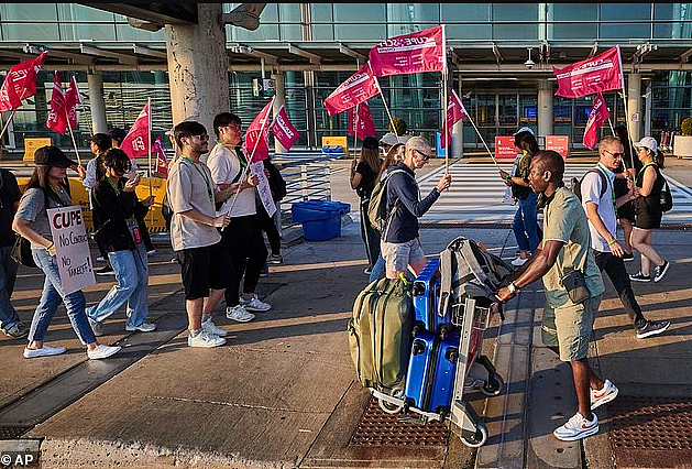 上万空乘大罢工,加航全面停飞!中国往返加拿大票价飞涨(组图) - 3