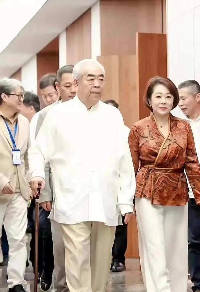 继子晒范曾夫妇近照否认被卷走20亿，范曾携娇妻出国看画尽显恩爱（组图） - 7