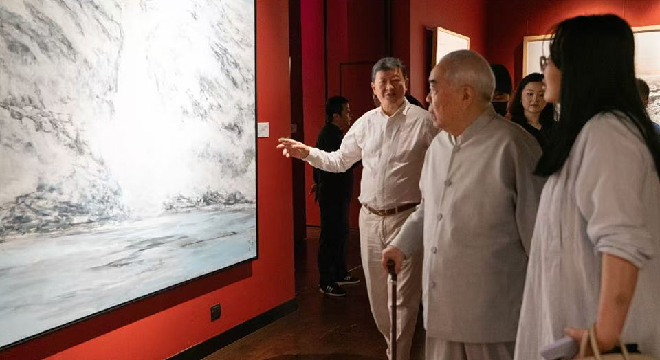 范曾继子晒照称父亲在法国看展,37岁妻子徐萌穿着宽松胖了一圈(组图) - 2