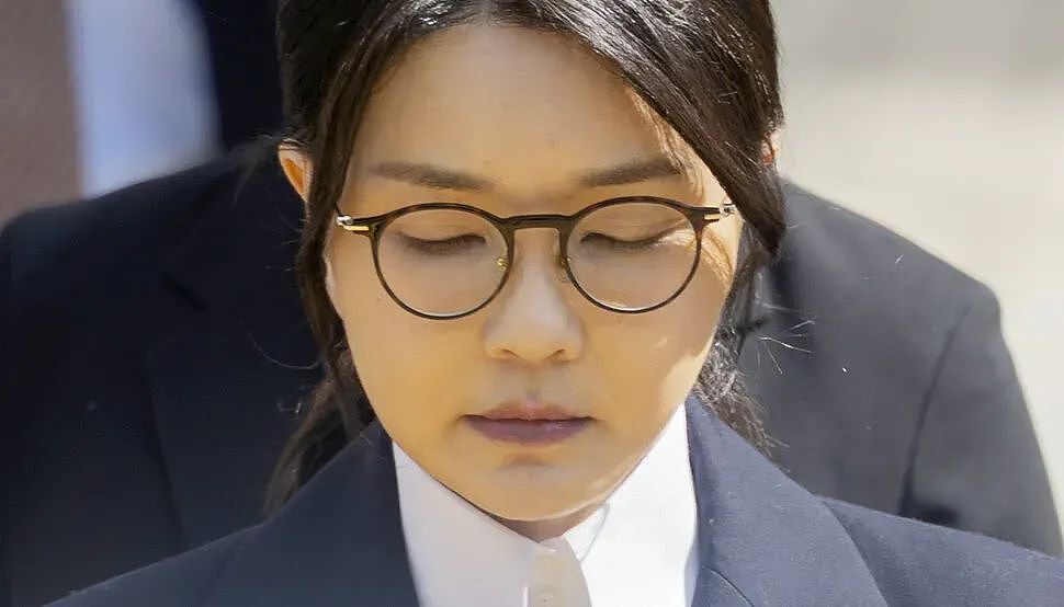 韩国前总统夫妇双双入狱，热爱奢侈品的前第一夫人监狱生活曝光，住6平单人房，打地铺，洗澡要去公共澡堂？（组图） - 9