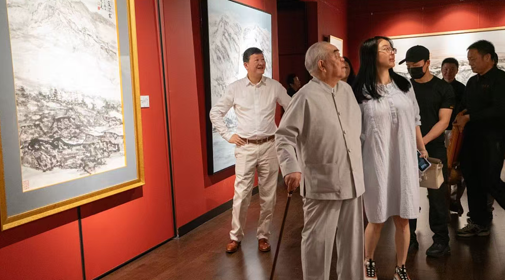 范曾继子晒照称父亲在法国看展,37岁妻子徐萌穿着宽松胖了一圈(组图) - 3