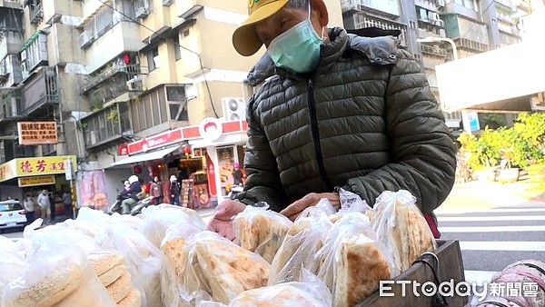 台湾98岁老兵卖馒头维生，凌晨2点就起床准备，艺人发文力挺（图） - 1