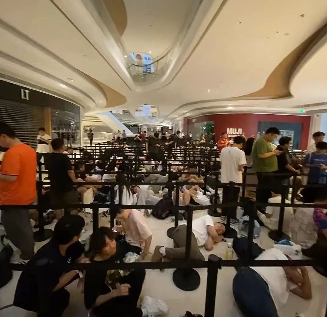 苹果新店上千人排队，有人凌晨打地铺，保温杯转手卖558元（组图） - 1