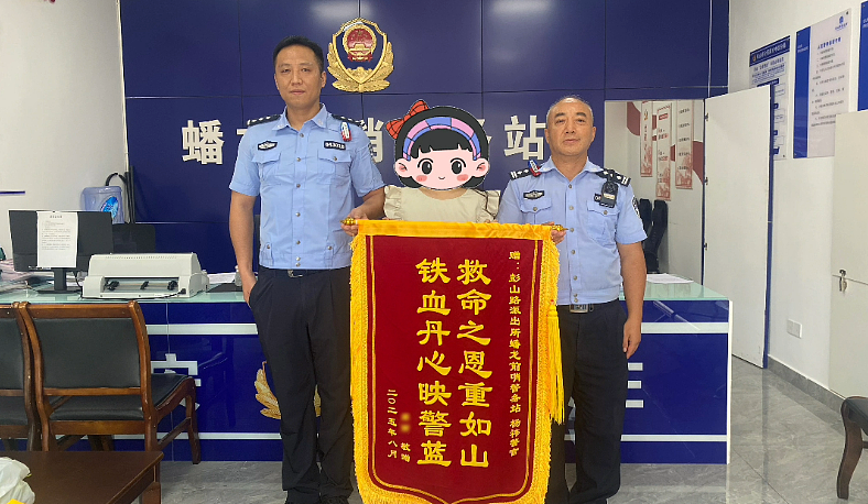 四川一外卖小哥发现带血枕头报警，上面写着“110625”，民警破译密码紧急上楼破门发现......（组图） - 2