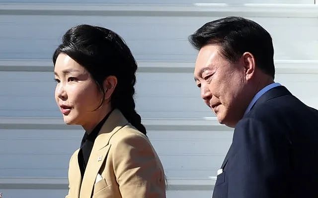 韩国前总统夫妇双双入狱，热爱奢侈品的前第一夫人监狱生活曝光，住6平单人房，打地铺，洗澡要去公共澡堂？（组图） - 3
