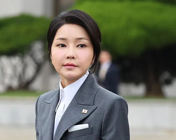 韩国前总统夫妇双双入狱，热爱奢侈品的前第一夫人监狱生活曝光，住6平单人房，打地铺，洗澡要去公共澡堂？（组图） - 8