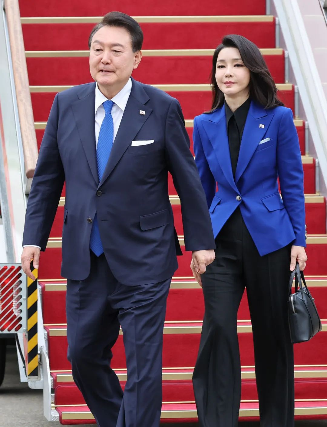韩国前总统夫妇双双入狱，热爱奢侈品的前第一夫人监狱生活曝光，住6平单人房，打地铺，洗澡要去公共澡堂？（组图） - 2