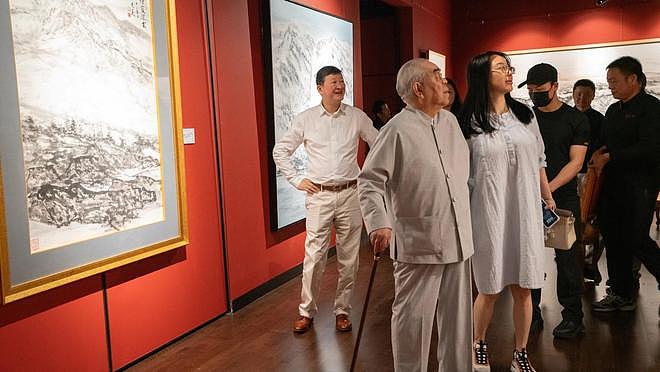 继子晒范曾夫妇近照否认被卷走20亿，范曾携娇妻出国看画尽显恩爱（组图） - 3