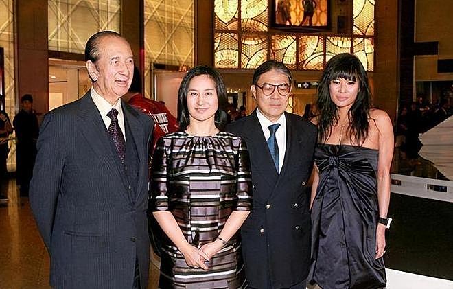 继子晒范曾夫妇近照否认被卷走20亿，范曾携娇妻出国看画尽显恩爱（组图） - 10
