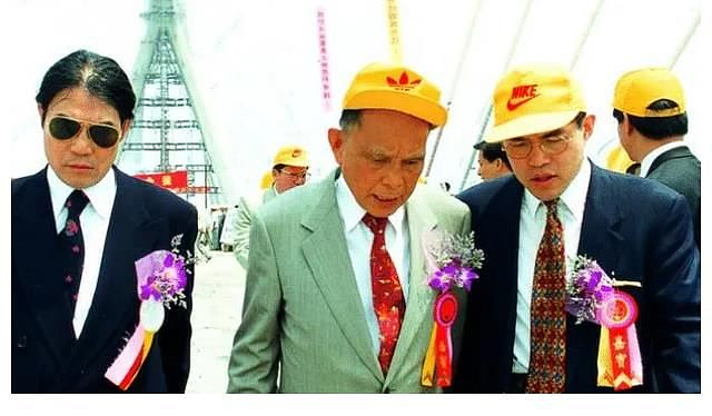 豪门内斗争70亿!亲兄弟为钱闹上法庭,低调夫妇连夜搬出祖宅,今到底鹿死谁手?(组图) - 12