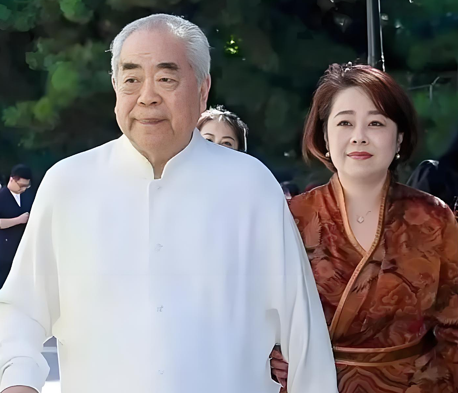范曾陷入家族内斗!带娇妻去法国看展拒见女儿,徐萌疑似怀孕上位(组图) - 12