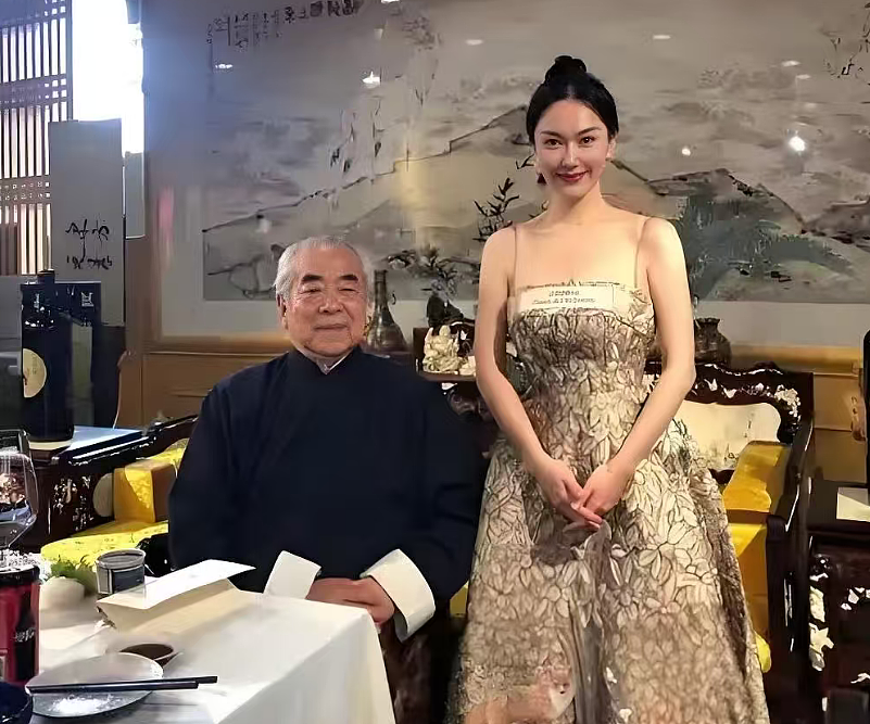 范曾陷入家族内斗!带娇妻去法国看展拒见女儿,徐萌疑似怀孕上位(组图) - 1