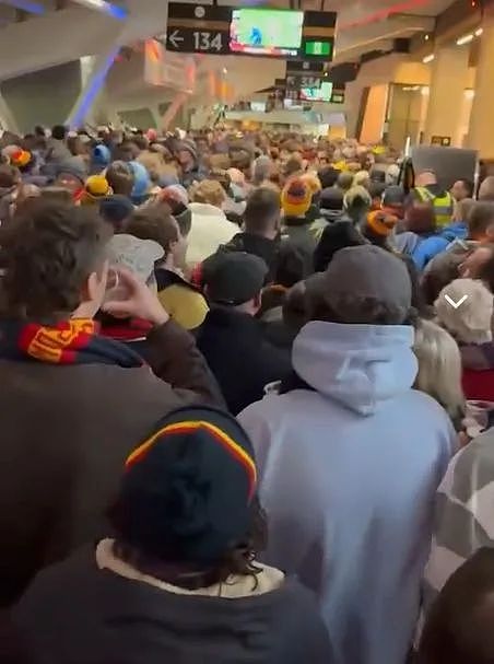 Adelaide Oval爆满！ 创纪录观赛人数险酿踩踏事故； 阿德烟草店遭纵火袭击， 警方展开调查（组图） - 4