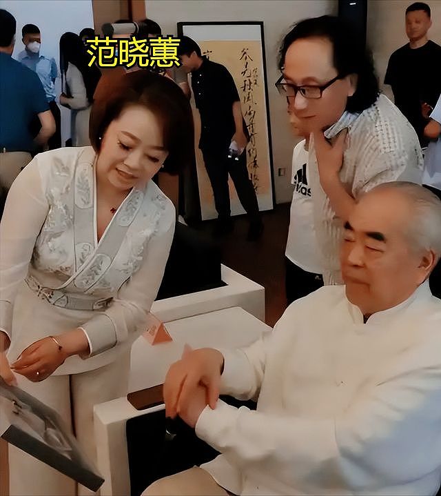 范曾失联后续:继子带他在法国看展,徐萌打扮邋遢,孕味十足(组图) - 18