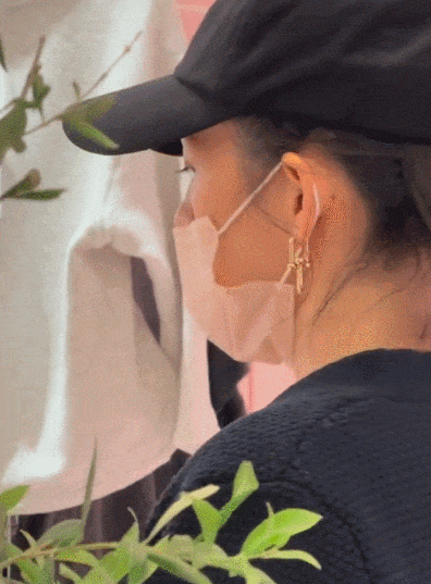 46岁章子怡头发花白认不出，带女儿购物被偶遇（组图） - 1