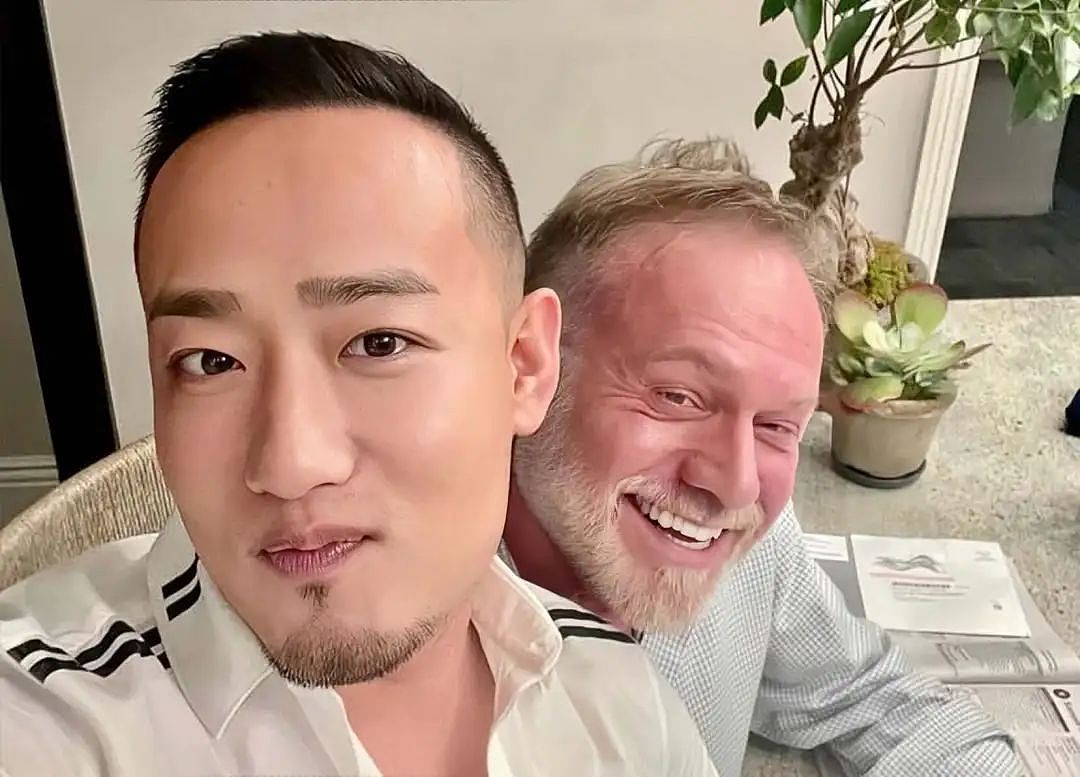 恭喜！香港名流和外籍男友举办同性婚礼，俩11岁儿子到场见证（组图） - 9
