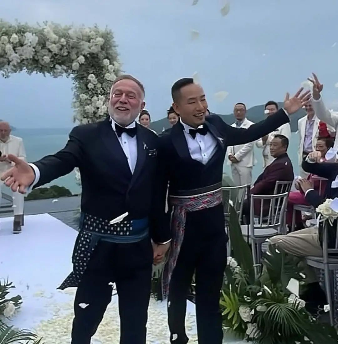 恭喜！香港名流和外籍男友举办同性婚礼，俩11岁儿子到场见证（组图） - 1