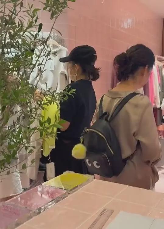 46岁章子怡头发花白认不出，带女儿购物被偶遇（组图） - 3