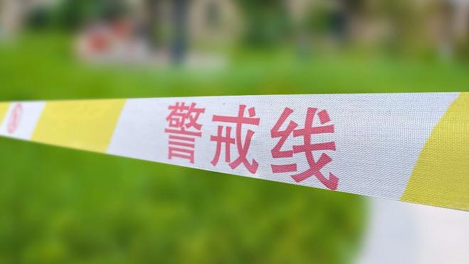 男子发现女友出轨，在街头疯狂追车撞上男小三（组图） - 1
