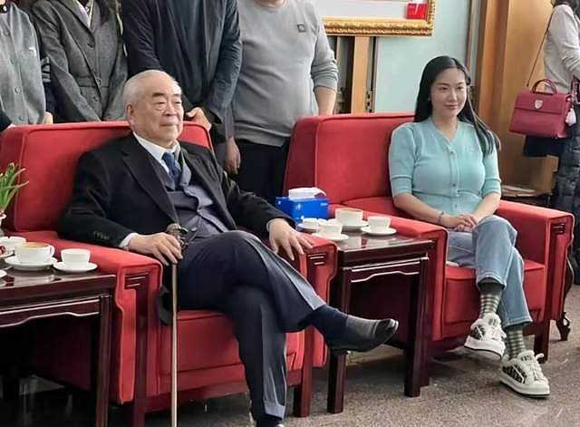 范曾失联后续:继子带他在法国看展,徐萌打扮邋遢,孕味十足(组图) - 20