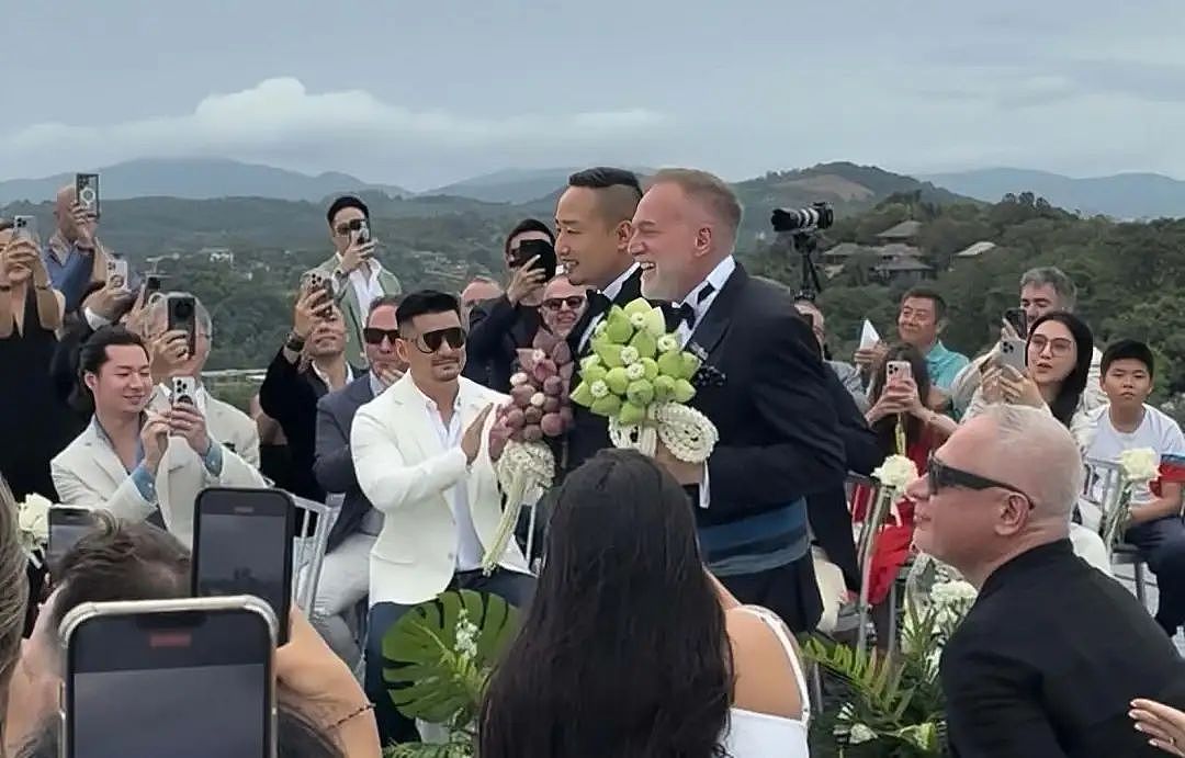 恭喜！香港名流和外籍男友举办同性婚礼，俩11岁儿子到场见证（组图） - 8