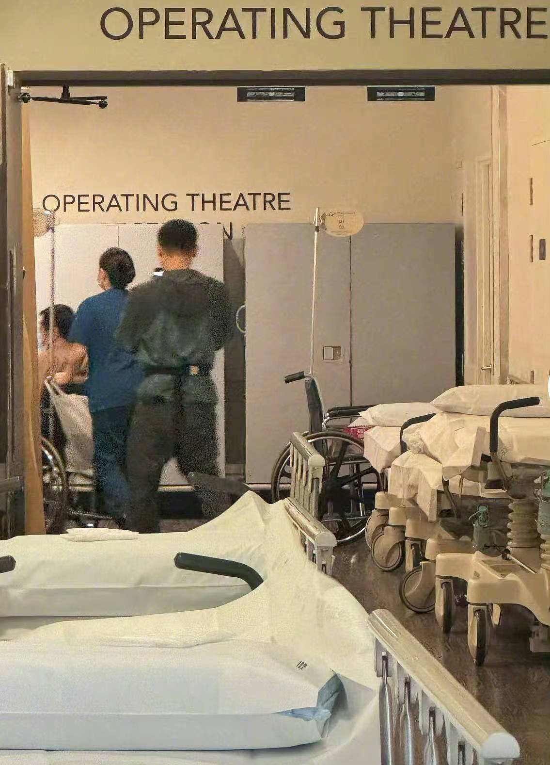 李连杰因甲亢住院，病床照曝光表情痛苦，好友晒聊天记录报平安（组图） - 3