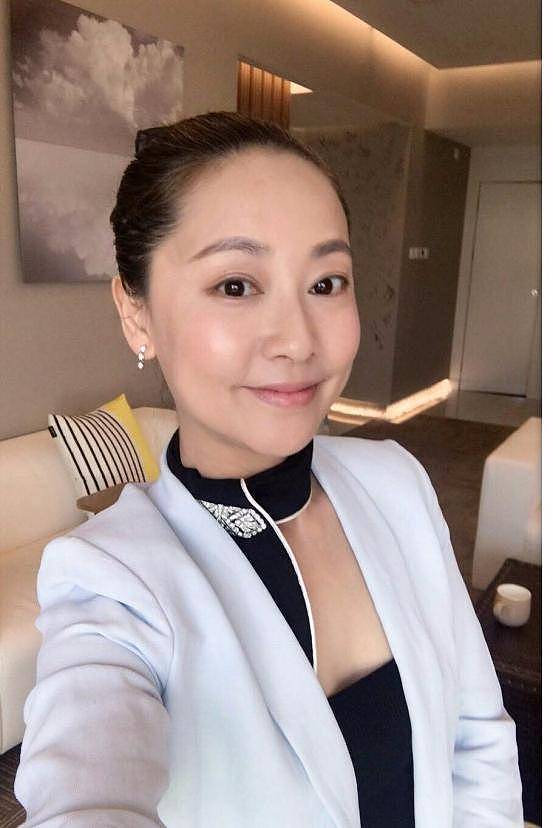 张卫健太太罕见现身，与郑秀文等人合影被指憔悴（组图） - 6